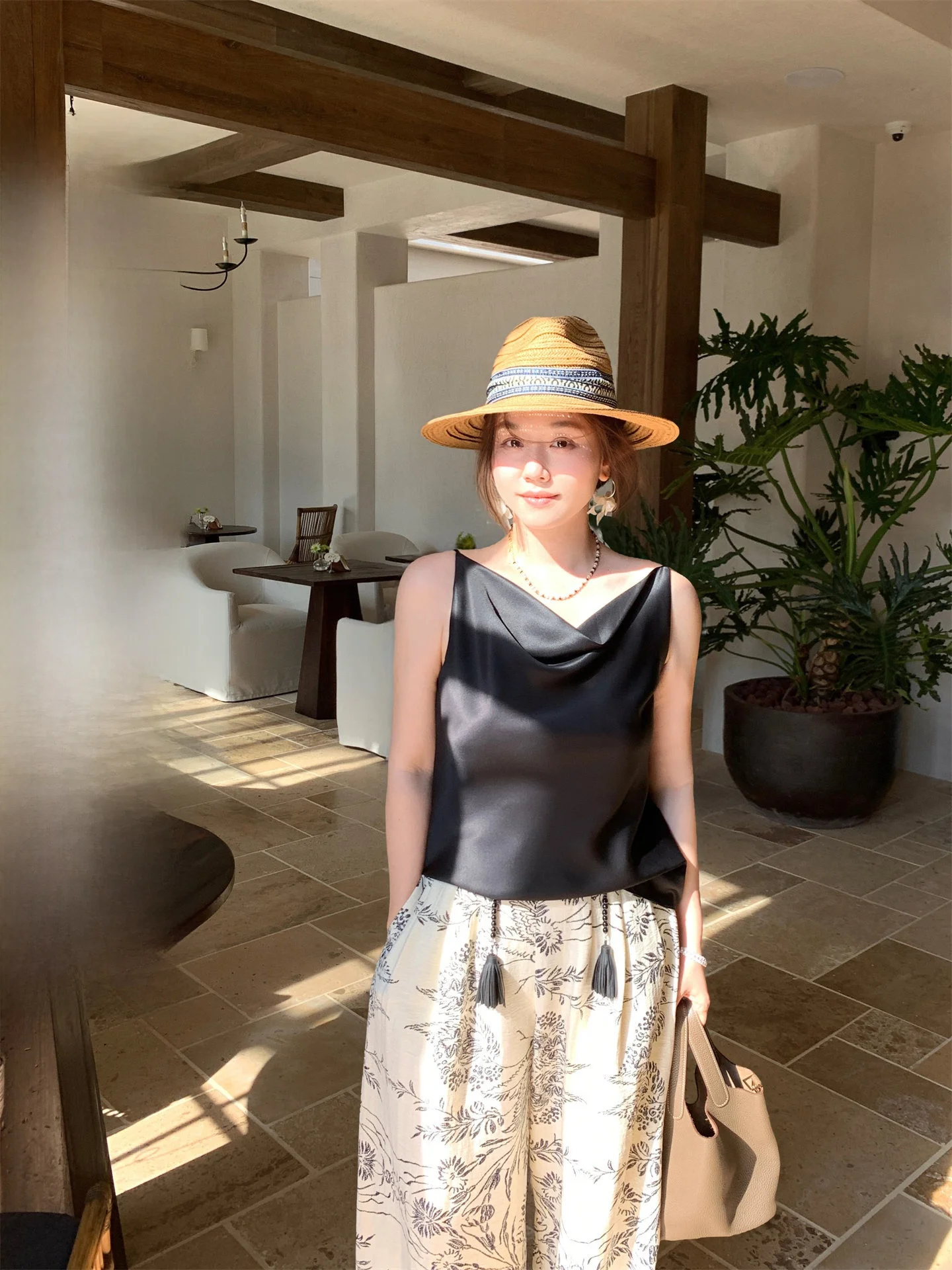 

Потрясающий женский комплект с ацетатными бретелями: уникальный, красивый, модный весенний костюм-двойка с длинными брюками и коротким пиджаком (без бренда)