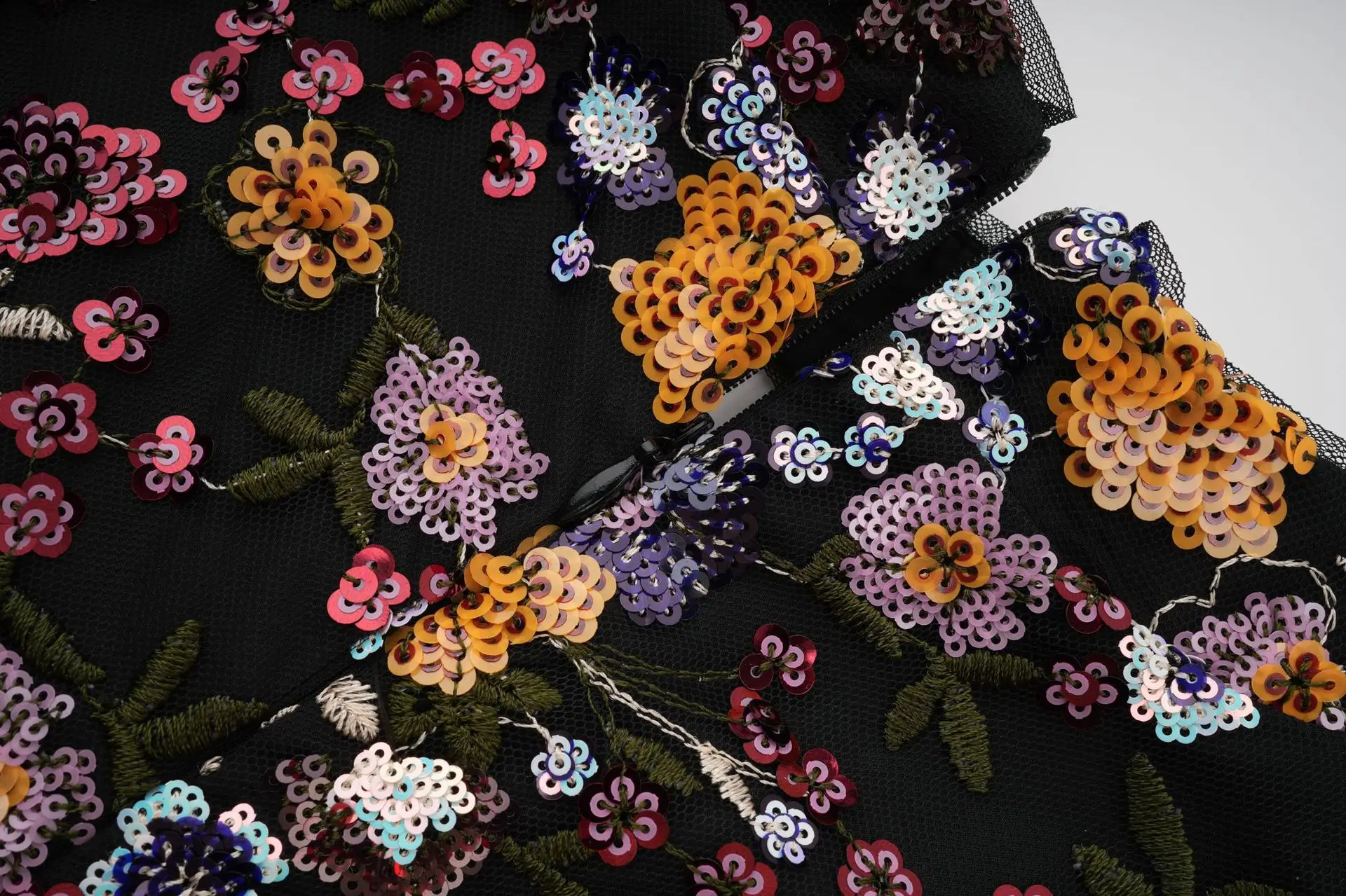 سيدة أنثى نمط العرقية مع جولة الرقبة، زهرة رائعة عالية الخصر تنورة طويلة، فستان مأدبة الحفلات السنوية، الملابس النسائية