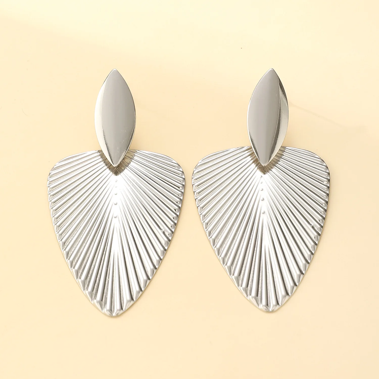 Exaggerated Gold Color Large Fan Leaf Earrings For Women Metal Earing Jewelry 2026 Trending New Women\'s Leaf Texture Earrings