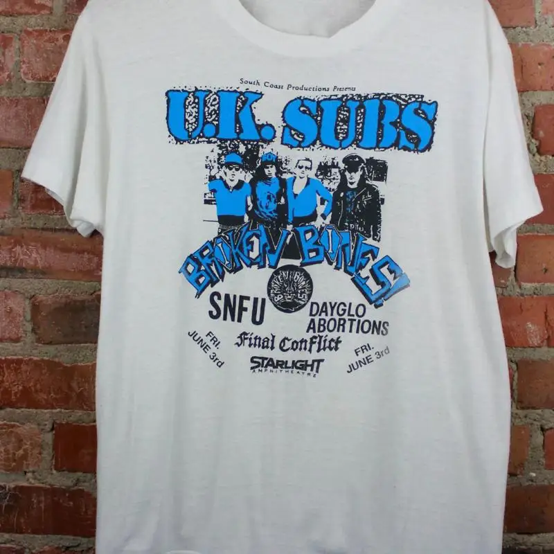تي شيرت Vintage 80's UK Subs للحفلات الموسيقية للمعجبين باللون الأبيض بجميع المقاسات AG2152