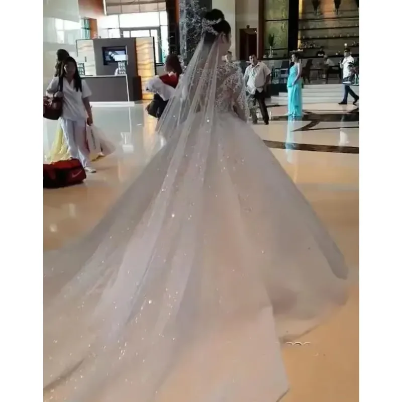 カスタマイズされた中国のオーダーメイドデザイン、お客様の写真に合わせてカスタマイズされた純白の花嫁のウェディングドレス2023