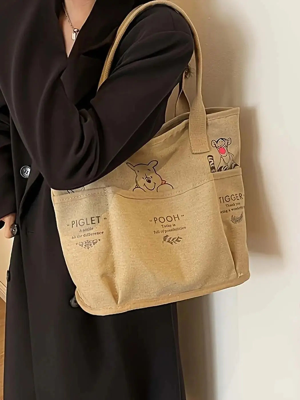 Torba płócienna z nadrukiem Kubusia Puchatka, retro torba na ramię, duża pojemność, wiele kieszeni, lekka torba do noszenia w ręku, torba studencka, torba dojazdowa. — zdjęcie 2