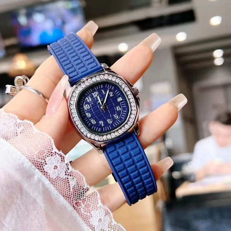 ​ ​ 2025 ساعة كوارتز نسائية سوار فولاذي غير قابل للصدأ كريستال الياقوت مقاوم للماء تقويم مضيء ساعة عصرية كاجوال للأعمال