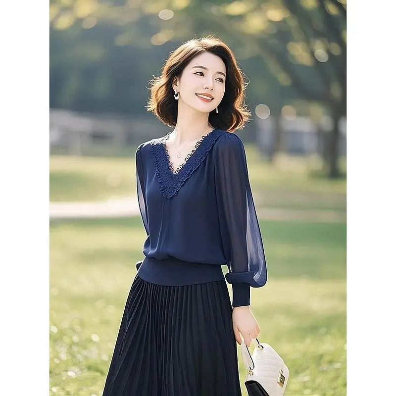 เสื้อเชิ้ตแขนยาวคอวีสีพื้นแต่งผ้าลูกไม้สไตล์สาวออฟฟิศสำหรับฤดูใบไม้ผลิและฤดูใบไม้ร่วง แฟชั่นเสื้อแขนทรงโคมไฟผ้าตาข่าย