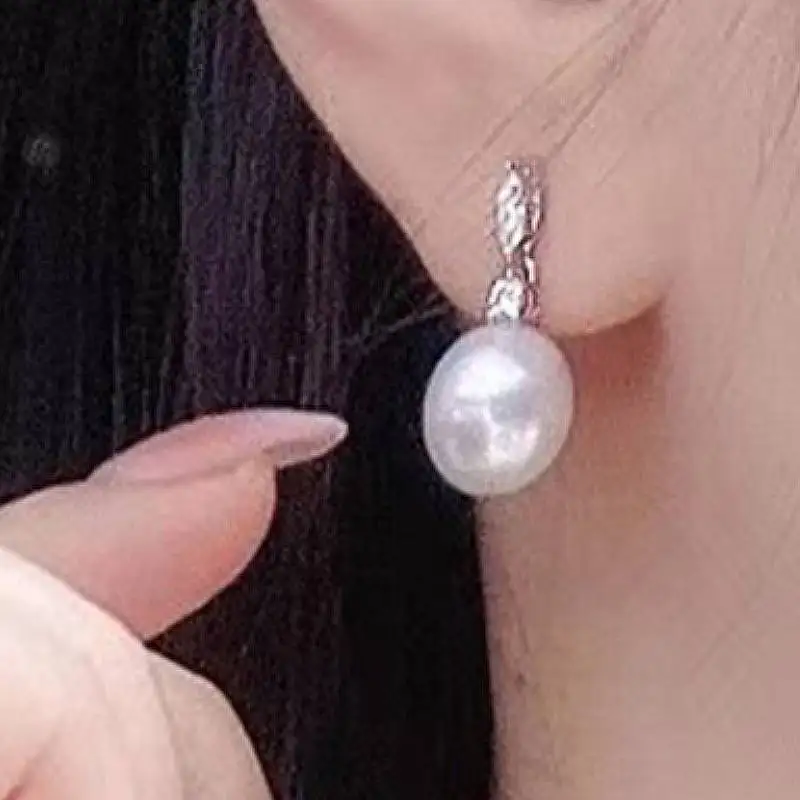 Huitan Charmante künstliche Perlen-Tropfenohrringe für Frauen, Verlobung, Hochzeit, elegante Accessoires, trendiger Schmuck, eingelegte glänzende CZ