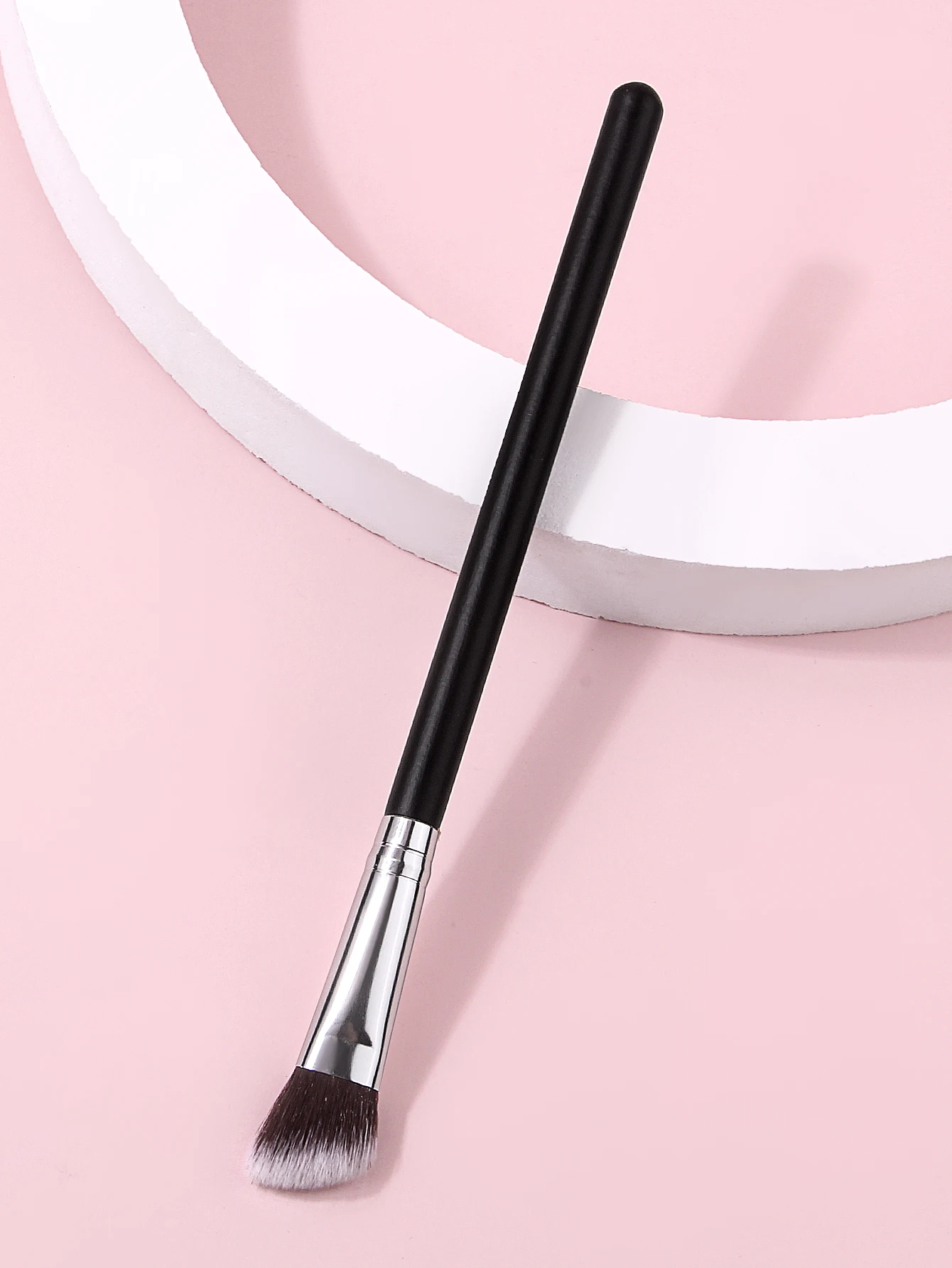 Angled Nose Contour Brush Precision Face Makeup Brush for Sculpting Shading Concealer Cosmetic Beauty Tool
