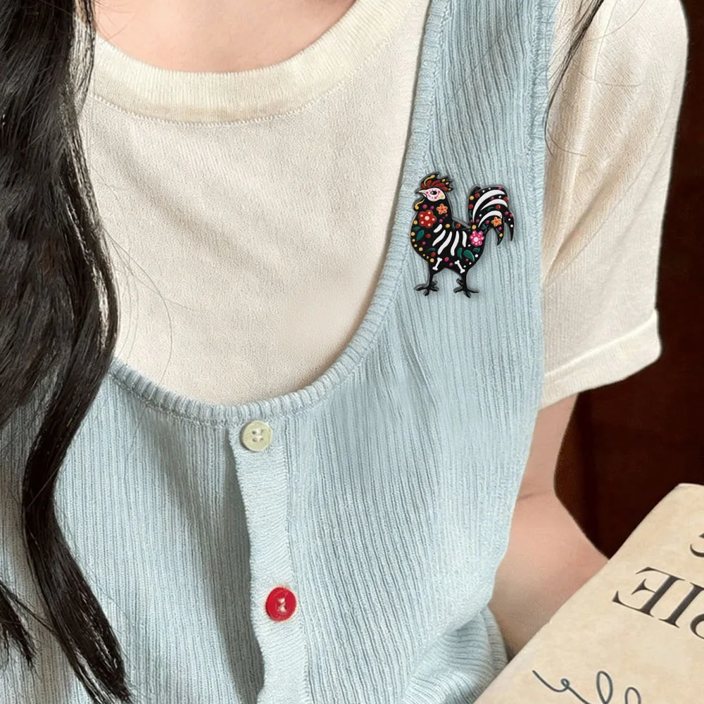 Mexikanischer Tag der Toten Hahn Emaille-Pin Zuckerschädel Hühner-Brosche Skelett-Tier-Abzeichen Blumen-Reversnadeln Halloween Gothic J – Detail 5