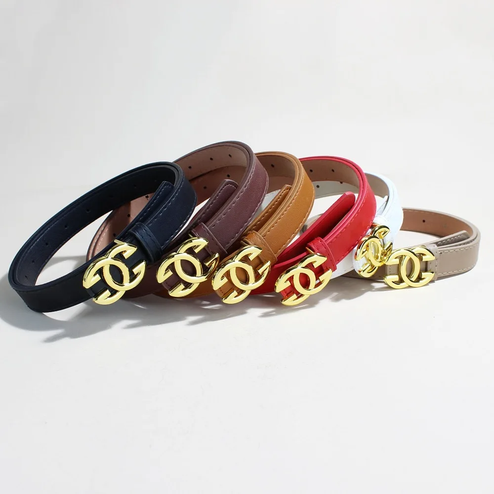 La hebilla de aleación con letras, cinturón versátil duradero y retro, informal moderno y moderno, es un regalo de cinturón para mujeres jóvenes.