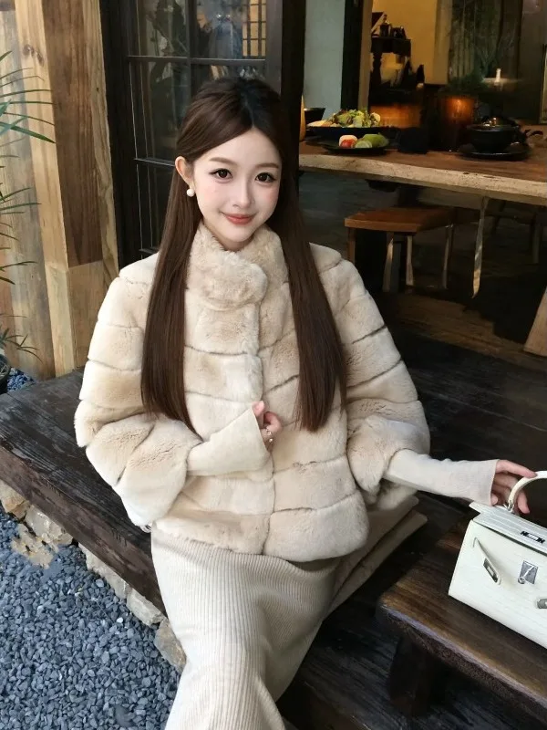 スリムフィットで暖かい環境に優しいレザーファーのジャケット、レトロなレディースウィンドジャケット、2025年冬のファッショナブルなアウターウェア、若い女性向け