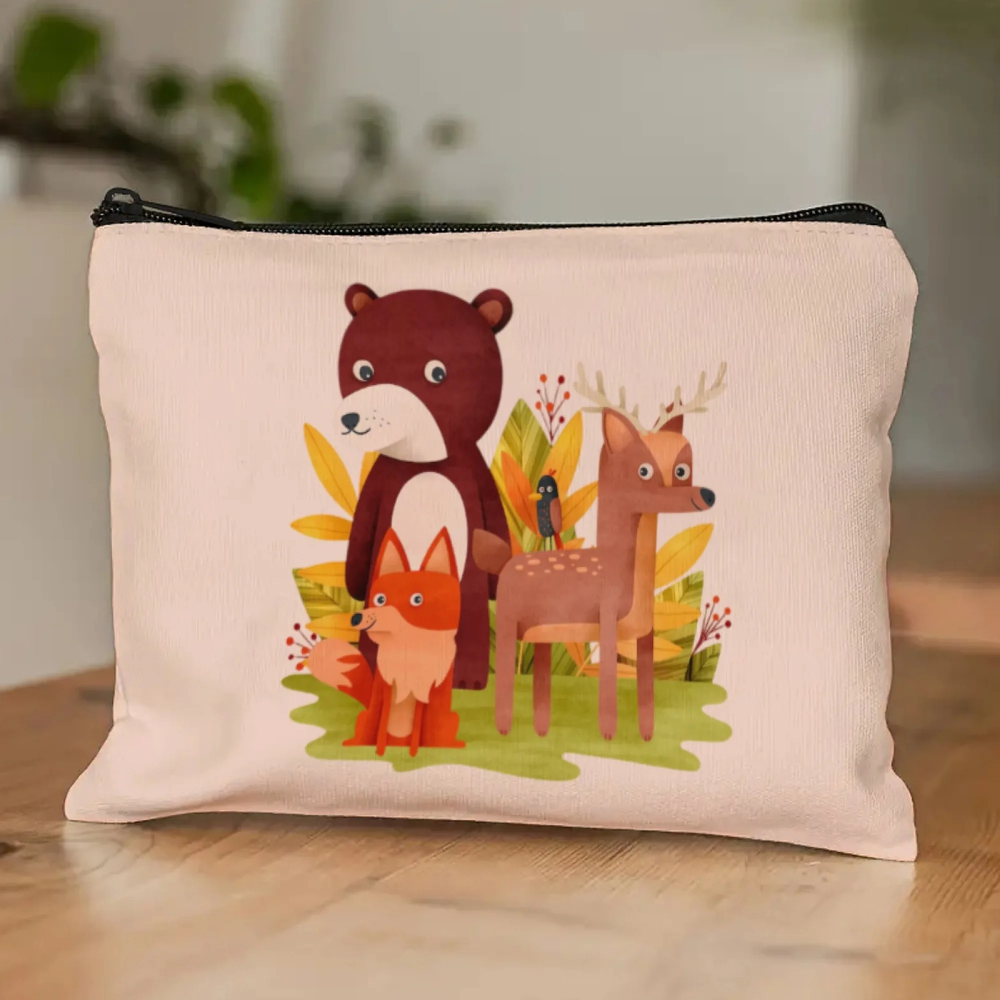 Bolsa de cosméticos de animales del bosque de cuento de hadas, amarillo canario con osos marrones caprichosos, cachorros de zorro y guayes, organizador con estampado de animales encantados