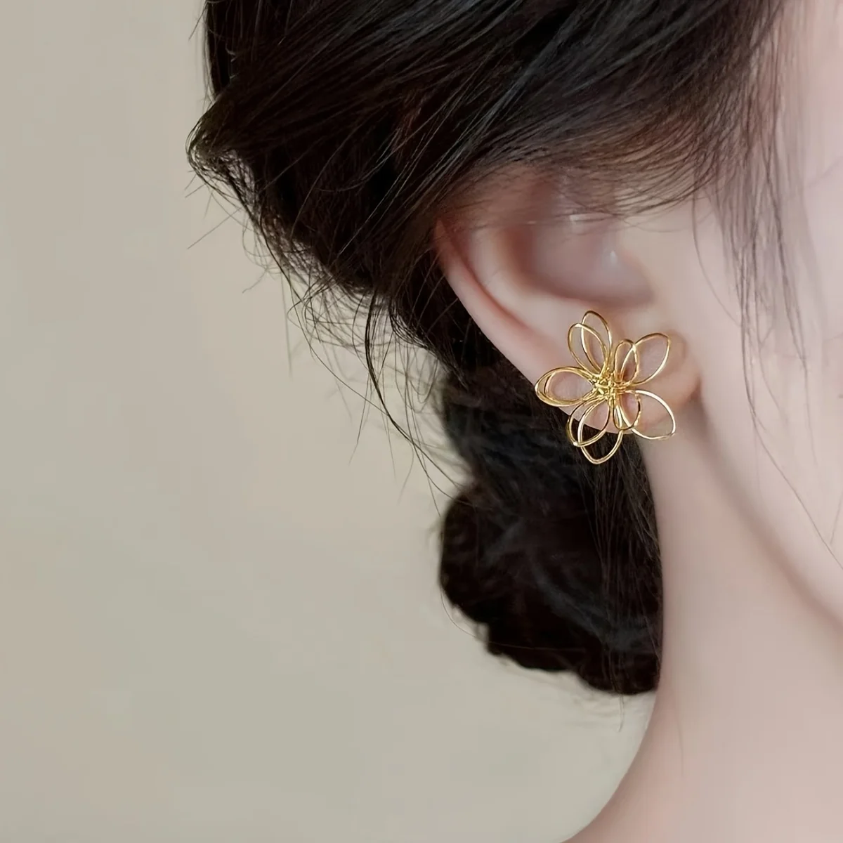 Women's Floral Stud Earrings - Hypoallergenic five-petal design, suitable for everyday and formal occasions, simple and elegant earrings, light beige color, suitable for all year round and special occasions, versatile jewelry, copper-plated material