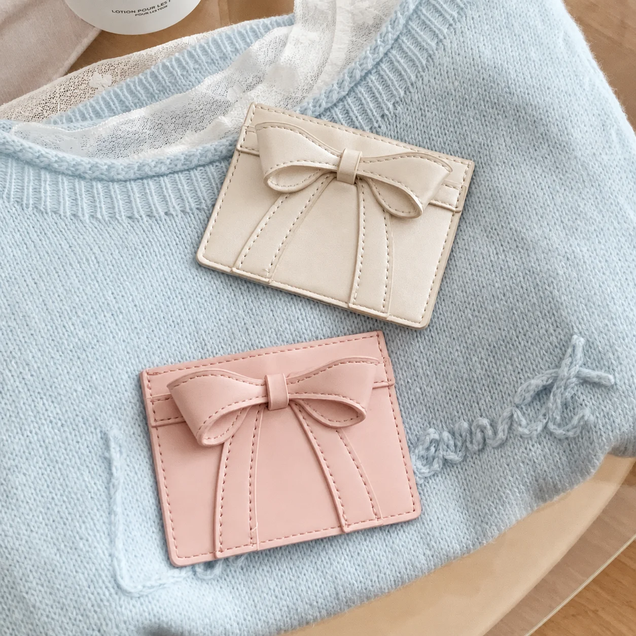 Compact Ultra Thin Bow Decor P - Interior Design Id recension och pris