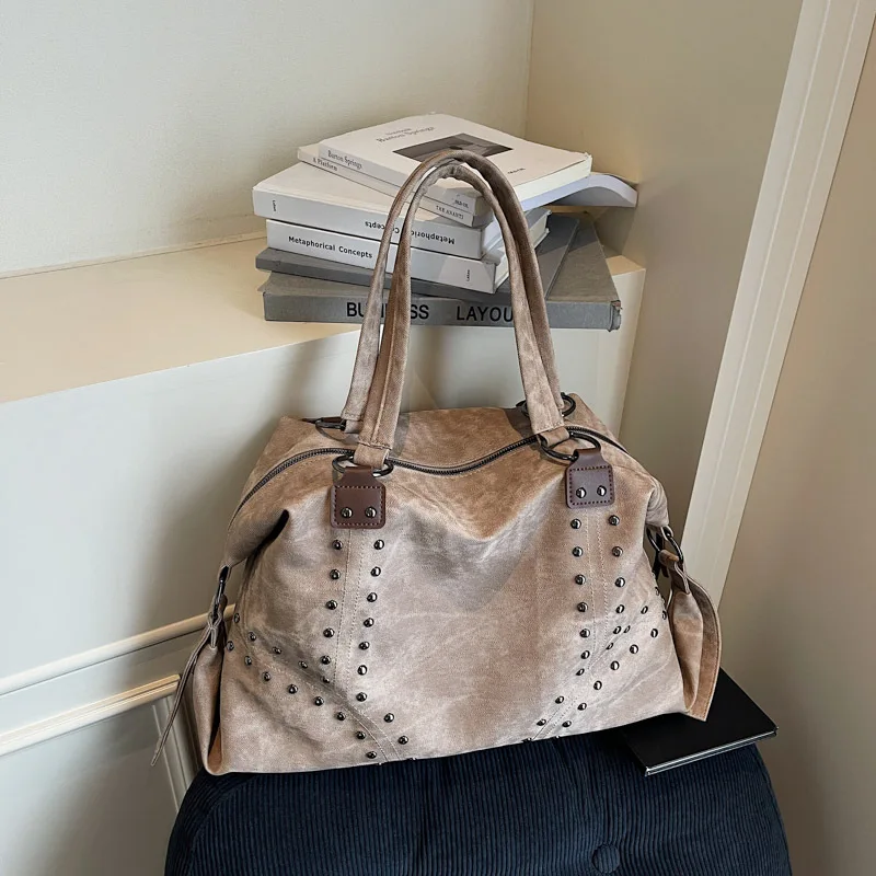 

2025 New Fashionable Rivet Shoulder Bag Large Capacity Tote Bag for Women's Luxury, Casual and Versatile Commuter Underarm Bag