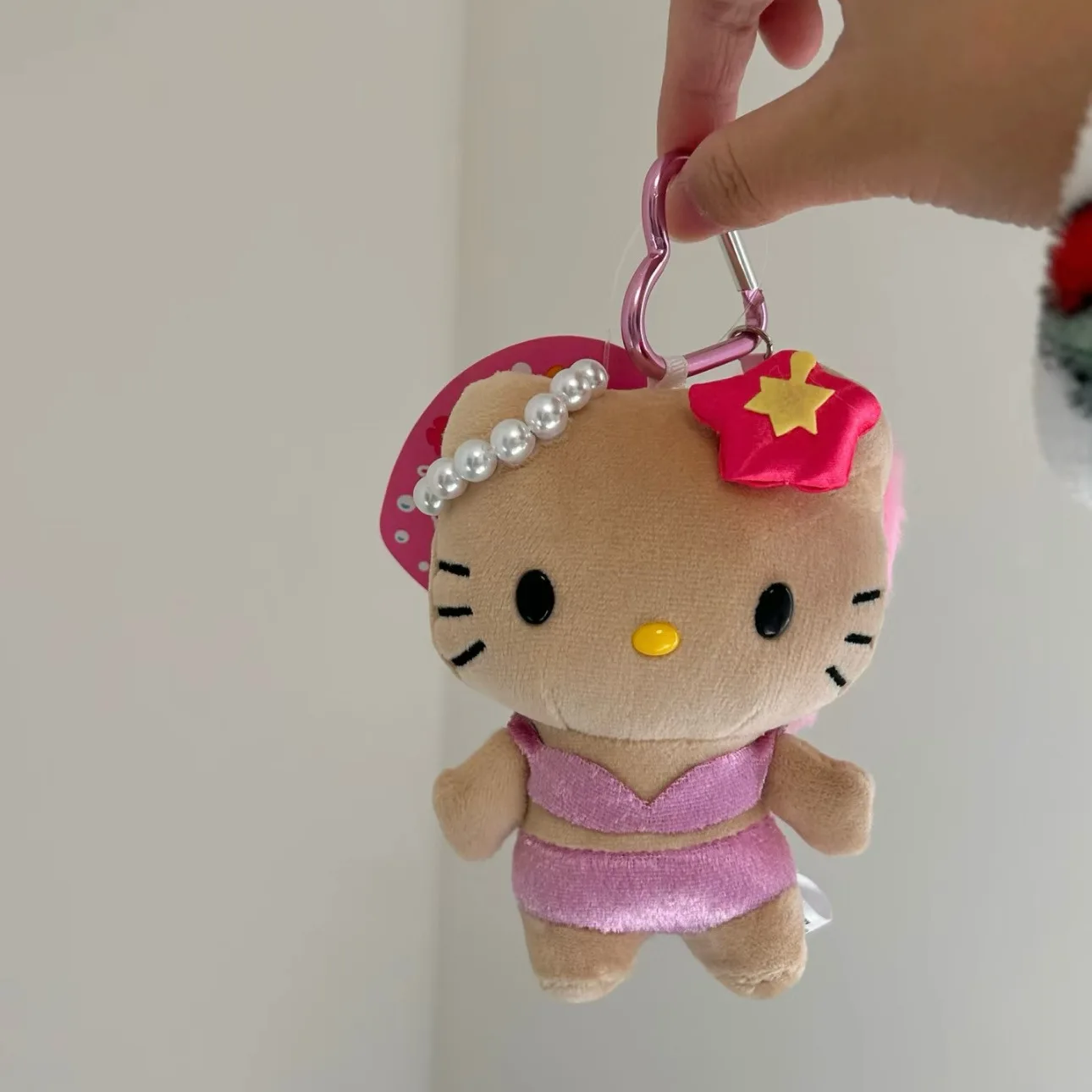 

Новая модель брелоков Hello Kitty: плюшевая кукла-брелок в виде доски для серфинга из черной кожи, подвеска для школьной сумки, мультяшный кулон для сумки