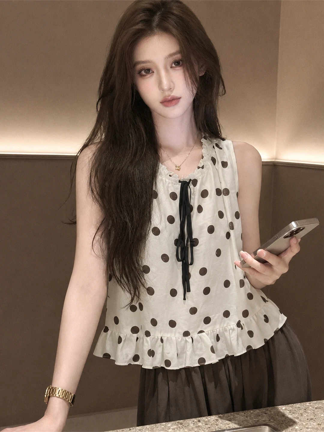 Retro Polka Dot Sleeveless Top with Wood Grain for Commuting Women's Fashion High-End Feeling Summer 2026 Silk Blouse