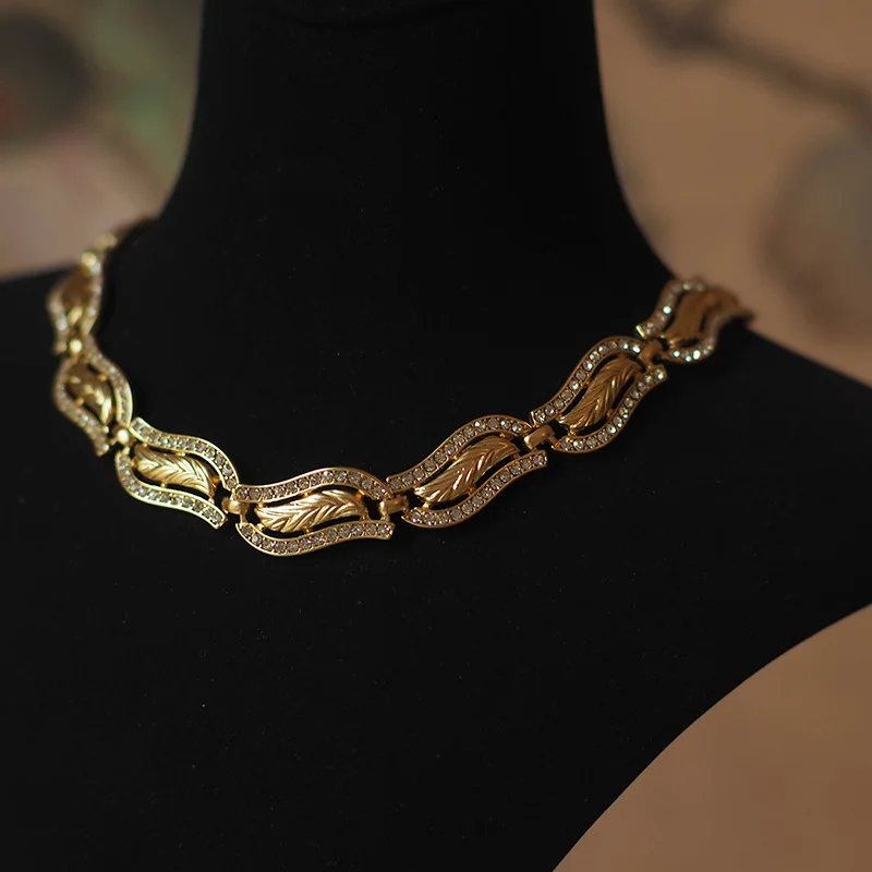 

2025 High Luster Vintage Trifari-Style Necklace - Leaf Textured Pearl Birthday Ribbon