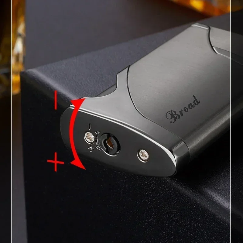 ولاعة غاز البيوتان المعدنية المقاومة للرياح مع نافذة غاز شفافة، قابلة لإعادة الملء، شعلة توربو للسيجار، تصميم شخصي لهب أحمر