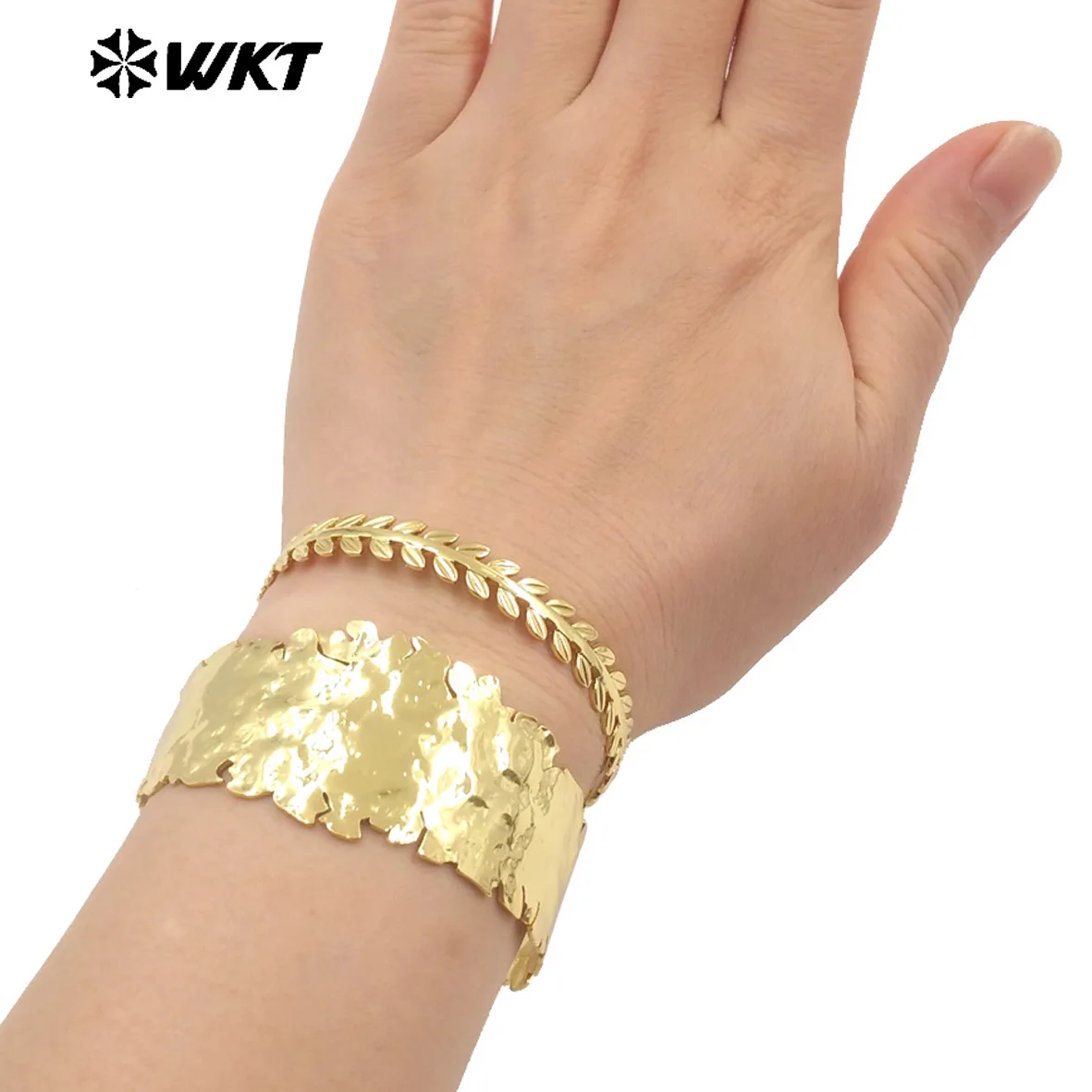 

WT-B672 Wholesale New Hammer Weld Irregular Trim 18k Real Gold Plated Resist Tarnishable Brass Bangle For Women