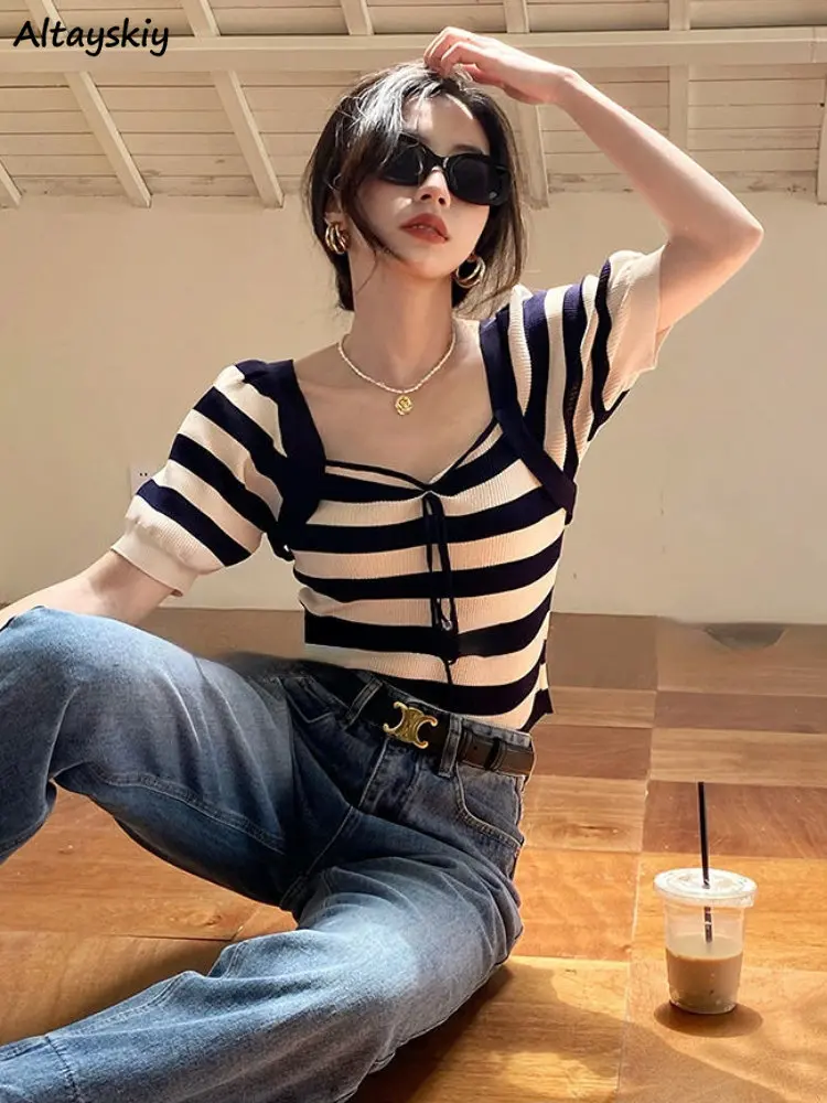 Kısa kollu t-shirt kadın Vintage ince kırpılmış tasarım Chic Streetwear nazik rahat yeni yaz çizgili Y2k Tops popüler Tops