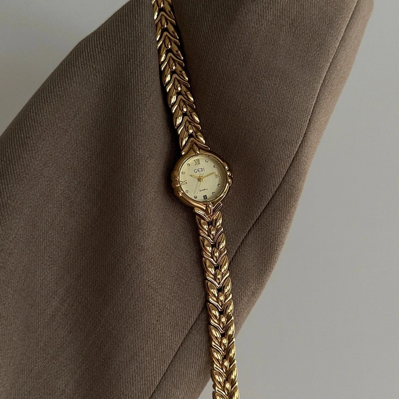 Medieval style design quartz watch new light luxury student trend niche women high sense temperament noble women bracelet watch