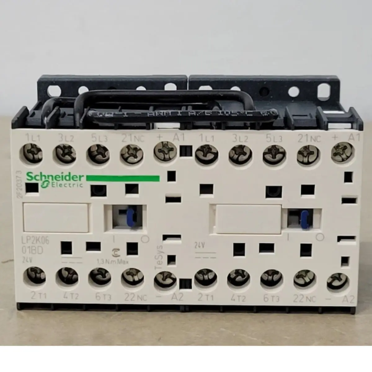 

LP2K0601BD LP2-K0601BD reversing contactor - 3P - AC-3 = 440 V 6 A - 1 NC - 24 V DC coil