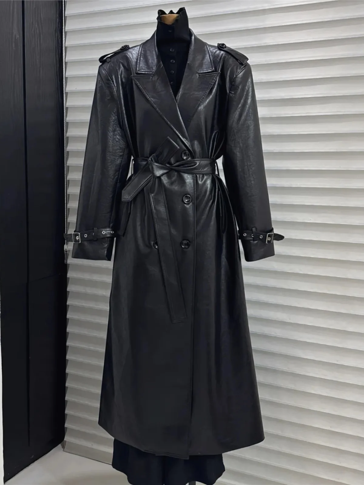 

Элегантное длинное свободное пальто-ветровка из искусственной кожи для женщин, с воротником-стойкой, с поясом, в деловом стиле, из полиэфирного волокна
