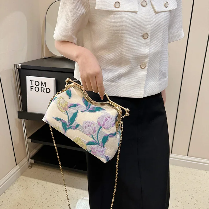 2024 Elegant Women\'s Canvas Dinner Clutch Lock Catch Shell Clip Party Prom Handbags Luxury Lady Flower Embroidery Messenger Bags