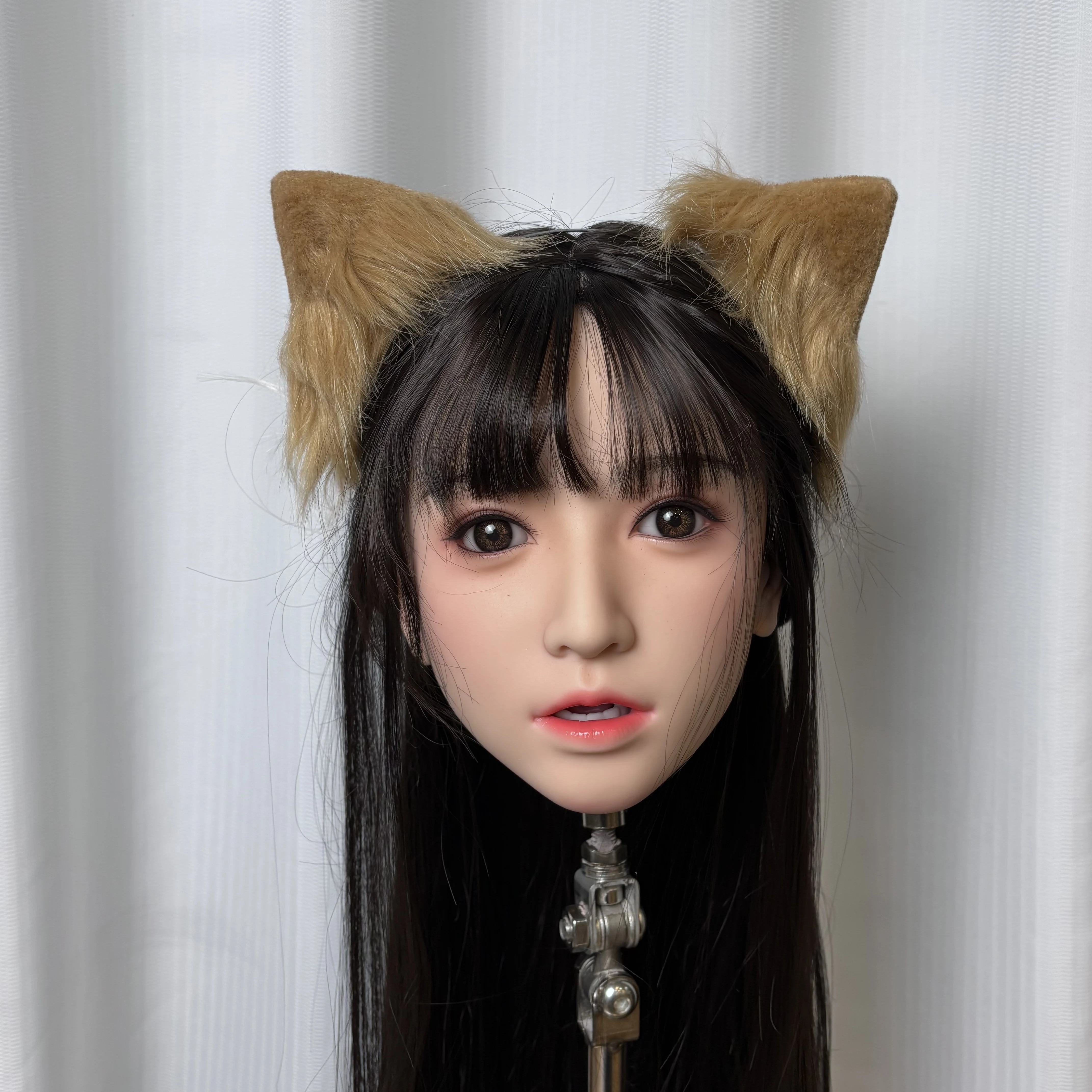 

Super cool adult-sized head model, humanoid design, openable design, including hair and eyebrow transplants, good-looking black