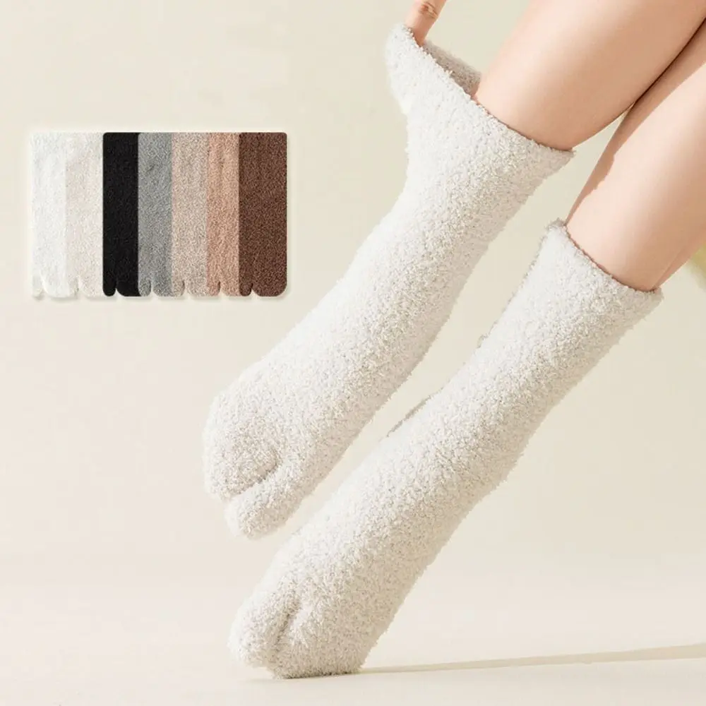 Calzini in pile a due dita caldi ispessiti Kawaii Tubo centrale Calzini in peluche semplici con punta separata Calzini da pavimento per calze per dormire Autunno inverno