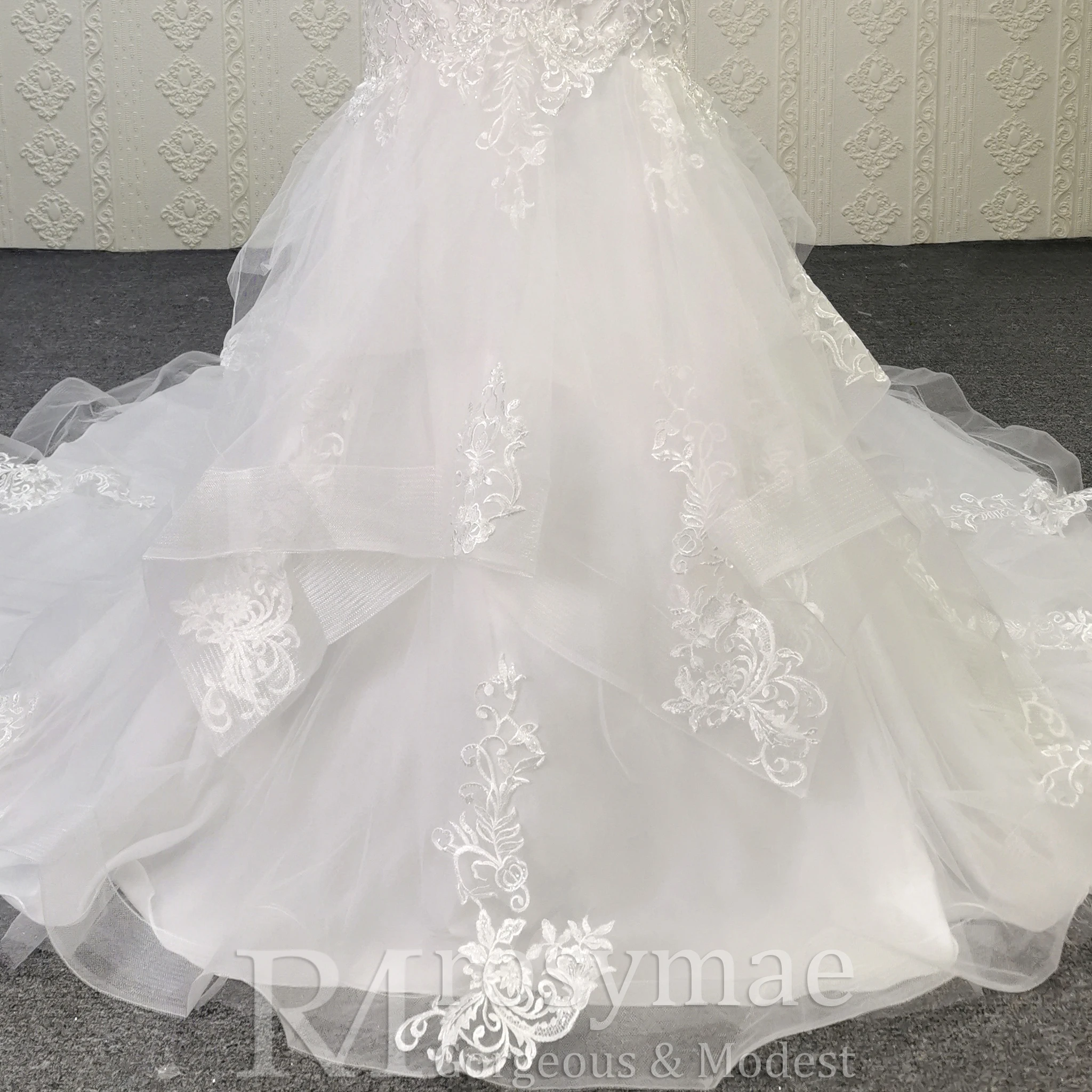 Rosymae Glorious Trompeten-Brautkleid mit tiefem Illusion, V-Ausschnitt, perlenbesetzten Spitzenapplikationen, gerüschter Tüll-Organza-Rock, Horseh