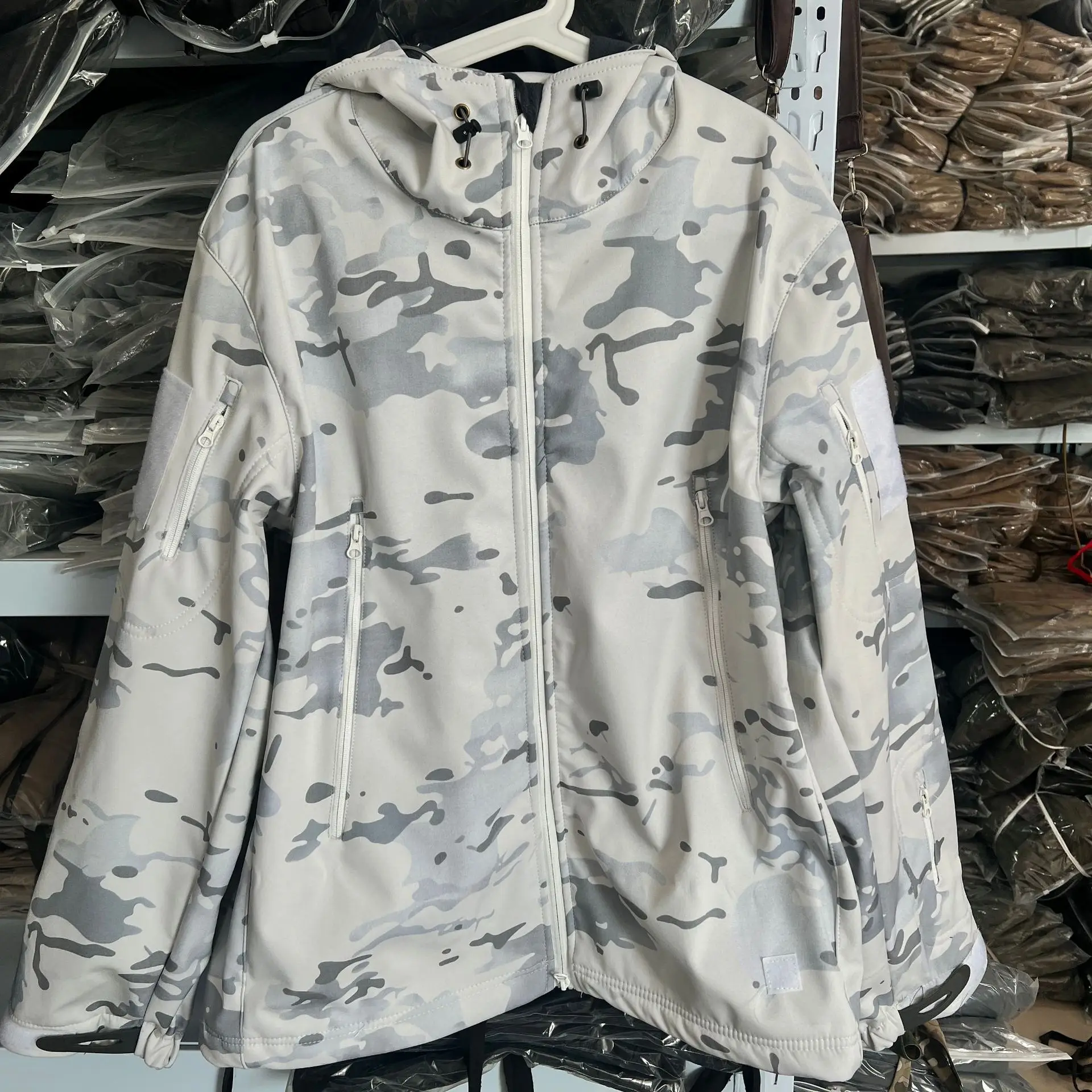 Set tattico Softshell mimetico da neve Tessuto scamosciato squalo Giacca impermeabile da uomo Pantaloni Tuta invernale con cerniera foderata in pile per lo sci