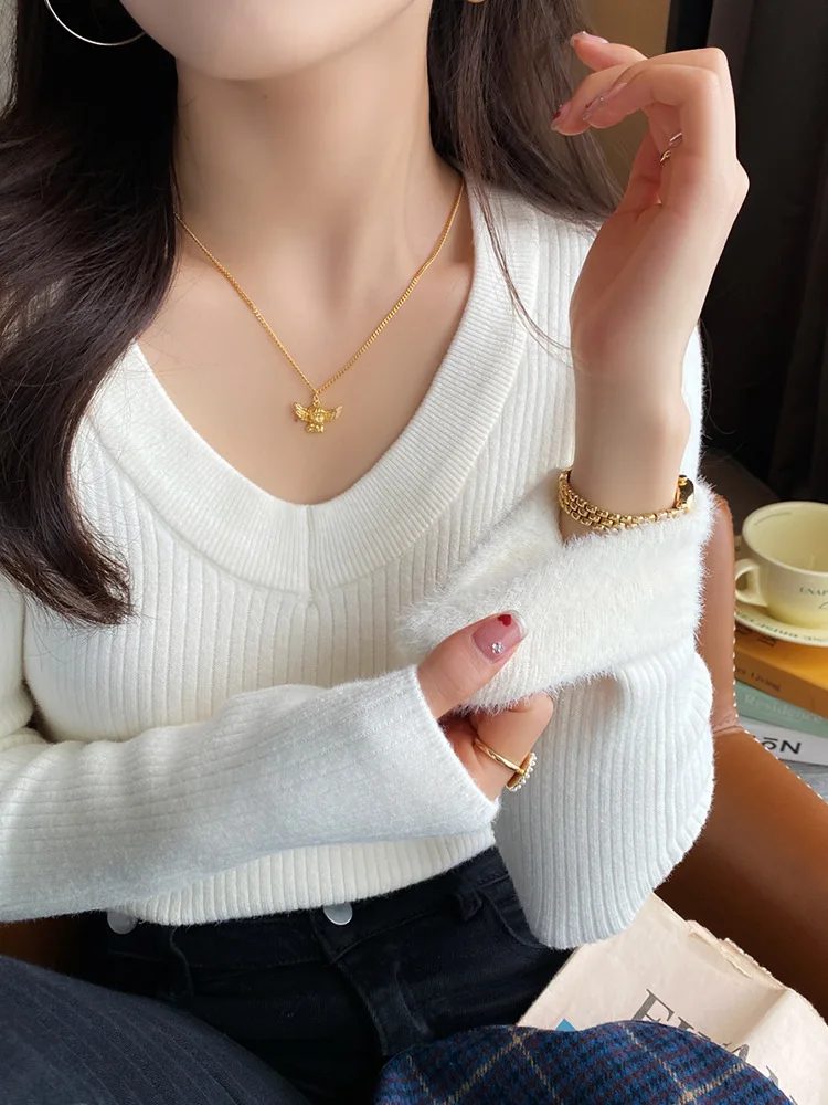 دفء منخفض القطع. نسيج قطيفة مبطن بالصوف. أساسية مثيرة ومريحة.