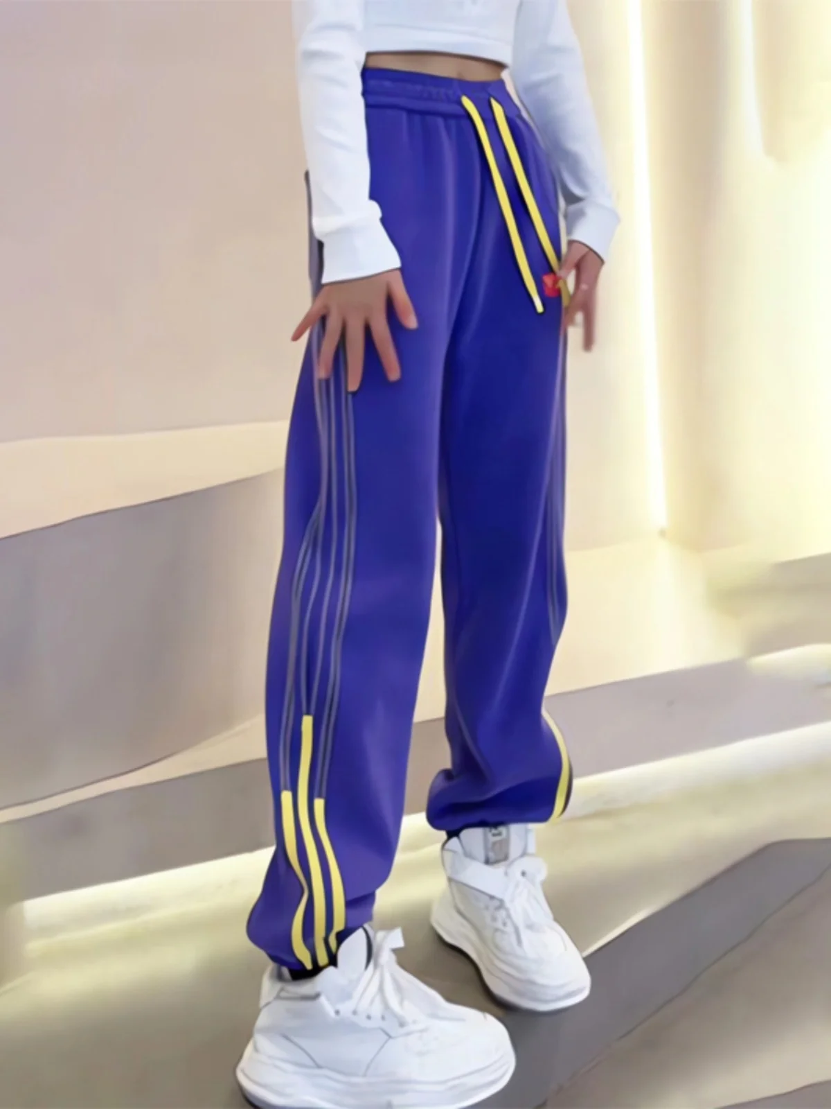 กางเกงวอร์มลายทางสีใหม่สำหรับฤดูใบไม้ผลิและฤดูร้อน ทรงหลวม สไตล์ลำลอง เอวสูง ผลิตจากเส้นใยโพลีเอสเตอร์ 100% สำหรับผู้หญิง