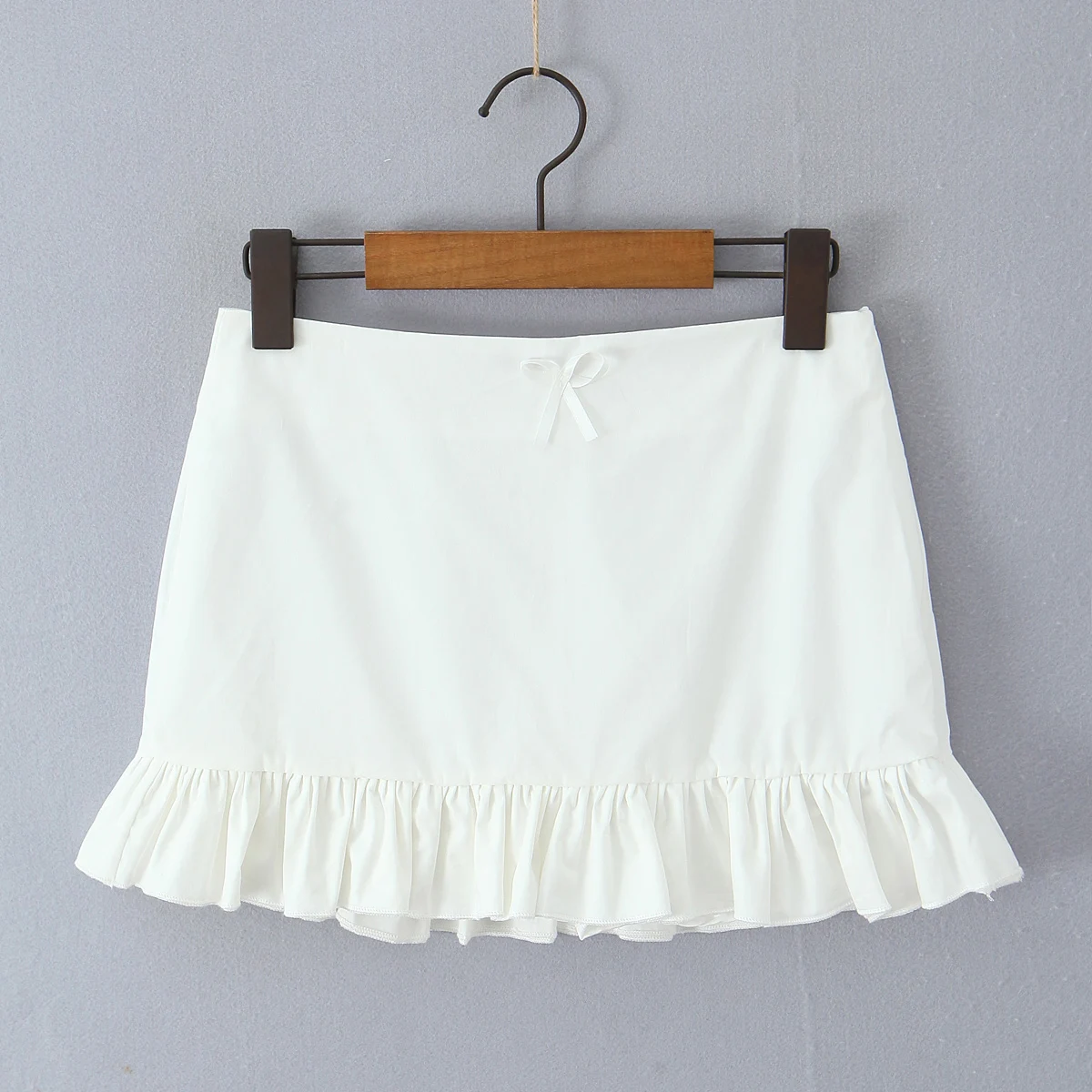 Nuovo 2025 CHIC pacchetto bianco fianchi impiombati volant orlo cerniera vita bassa minigonna sexy gonne corte a pieghe con pantaloncini fodera