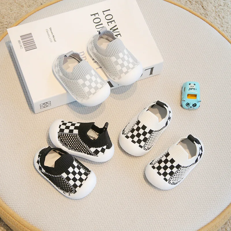 أحذية أطفال مضادة للانزلاق وجيدة التهوية لسرير الأطفال الرضع مع نعل مطاطي للأطفال والبنات والأولاد أحذية شبكية شباشب ناعمة من الأسفل