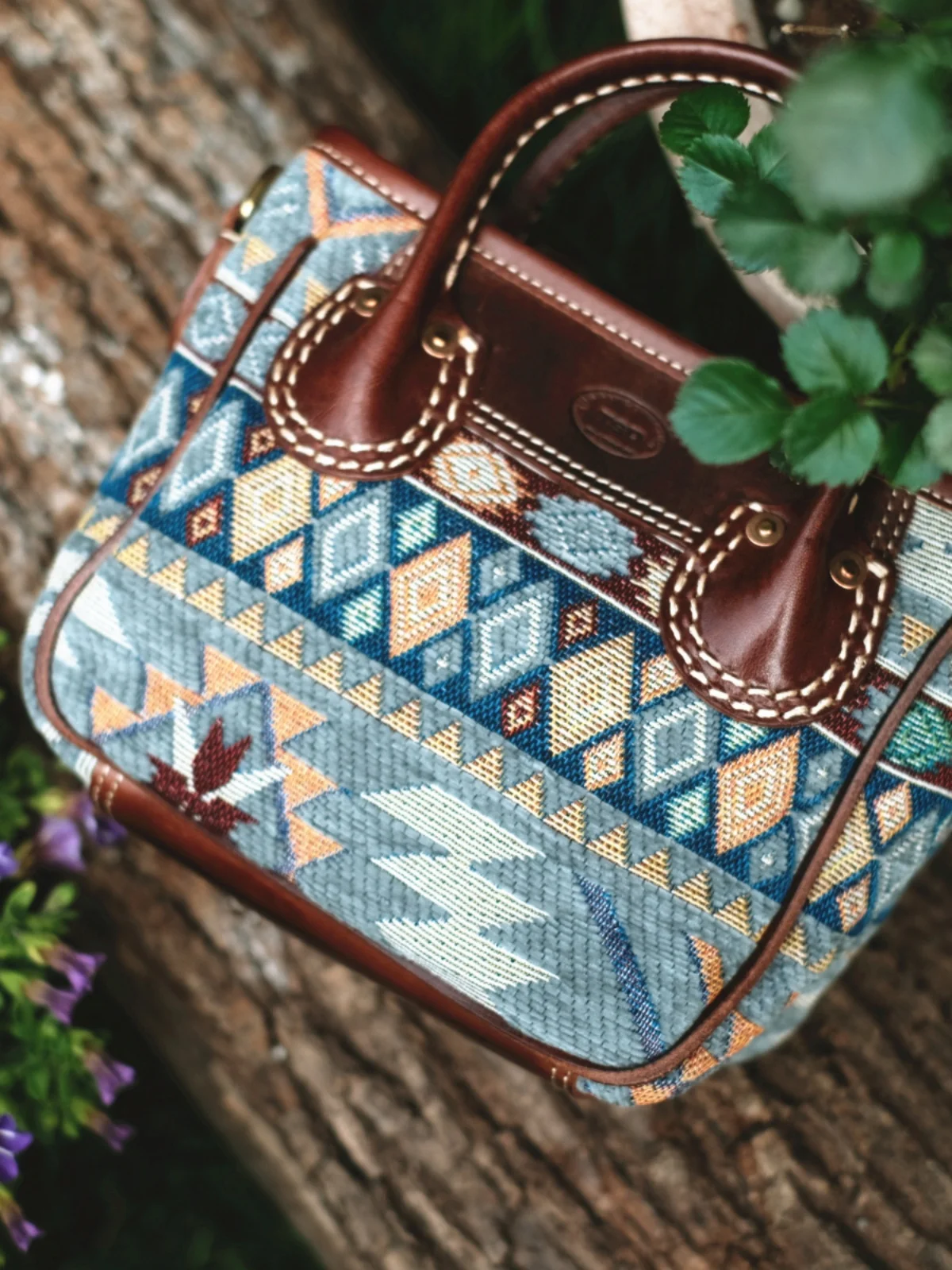 Handgefertigte Nischen-Umhängetasche aus Rindsleder mit Nähten