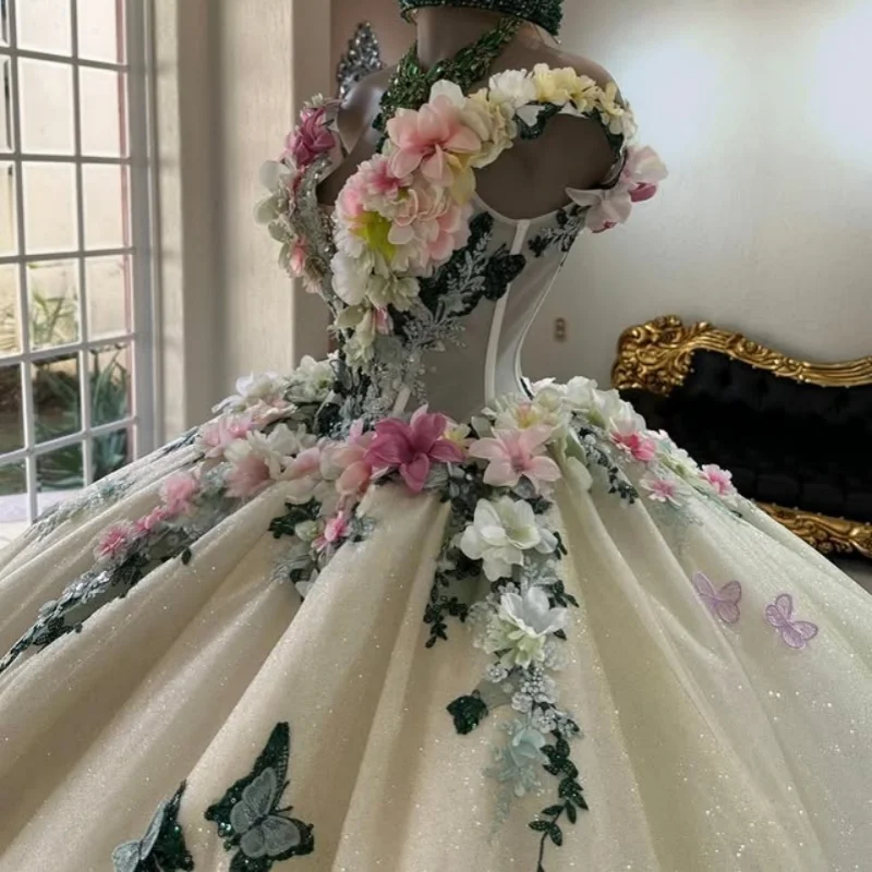 グリーンのキンセアニェーラドレス、クリスタルグリッター、3Dフラワーデカール、レースレイヤリング、ロングテール、ボウ、ベスティドス・デ・15、キンセアニェーラ ﻿ カスタマイズ