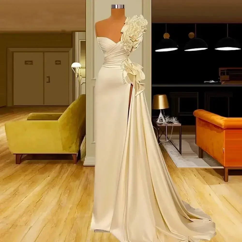 Robe De mariée asymétrique épaule dénudée, perles brillantes personnalisées, avec traîne De balayage, Luxe, en Satin, fendue sur le côté, 2025