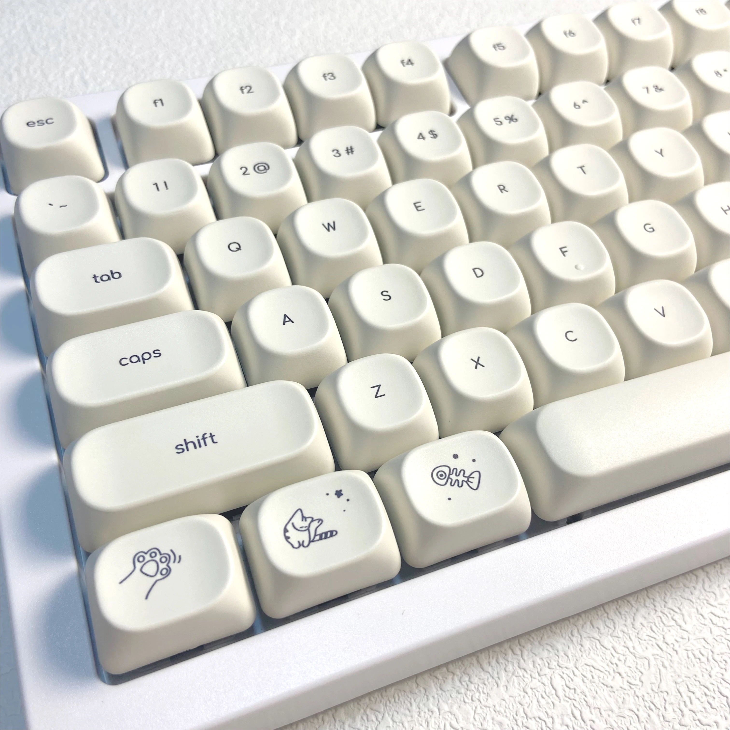 أغطية مفاتيح حليبية لطيفة على شكل قطة الدب شبح أغطية مفاتيح ذات خط صغير أغطية مفاتيح PBT MOA ملف تعريف لوحة مفاتيح ميكانيكية أغطية مفاتيح لوحة مفاتيح للألعاب