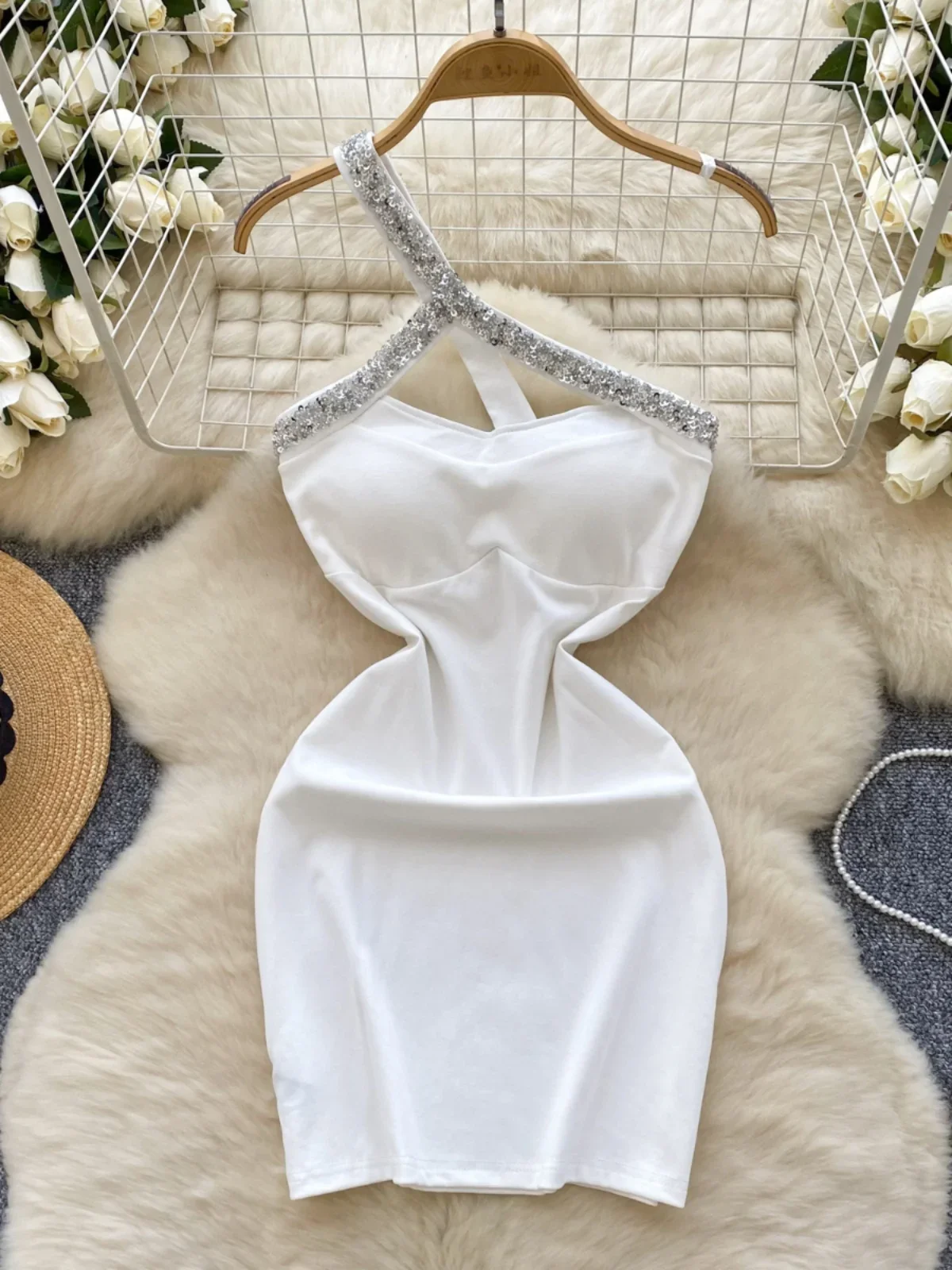 فستان Foamlina ذو الصناعة الثقيلة بفتحة ماسية وأكتاف مائلة مع وسادة صدر للنساء فستان حفلات النادي بدون ظهر قصير