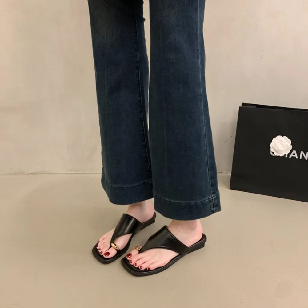 Damen Sommer Flip-Flops mit flacher Sohle, Zehenstegsandalen, eckige Zehenpartie, Kunstleder, weiche Sohle, rutschfeste Schuhe für Strandurlaub und Alltag – Detail 9