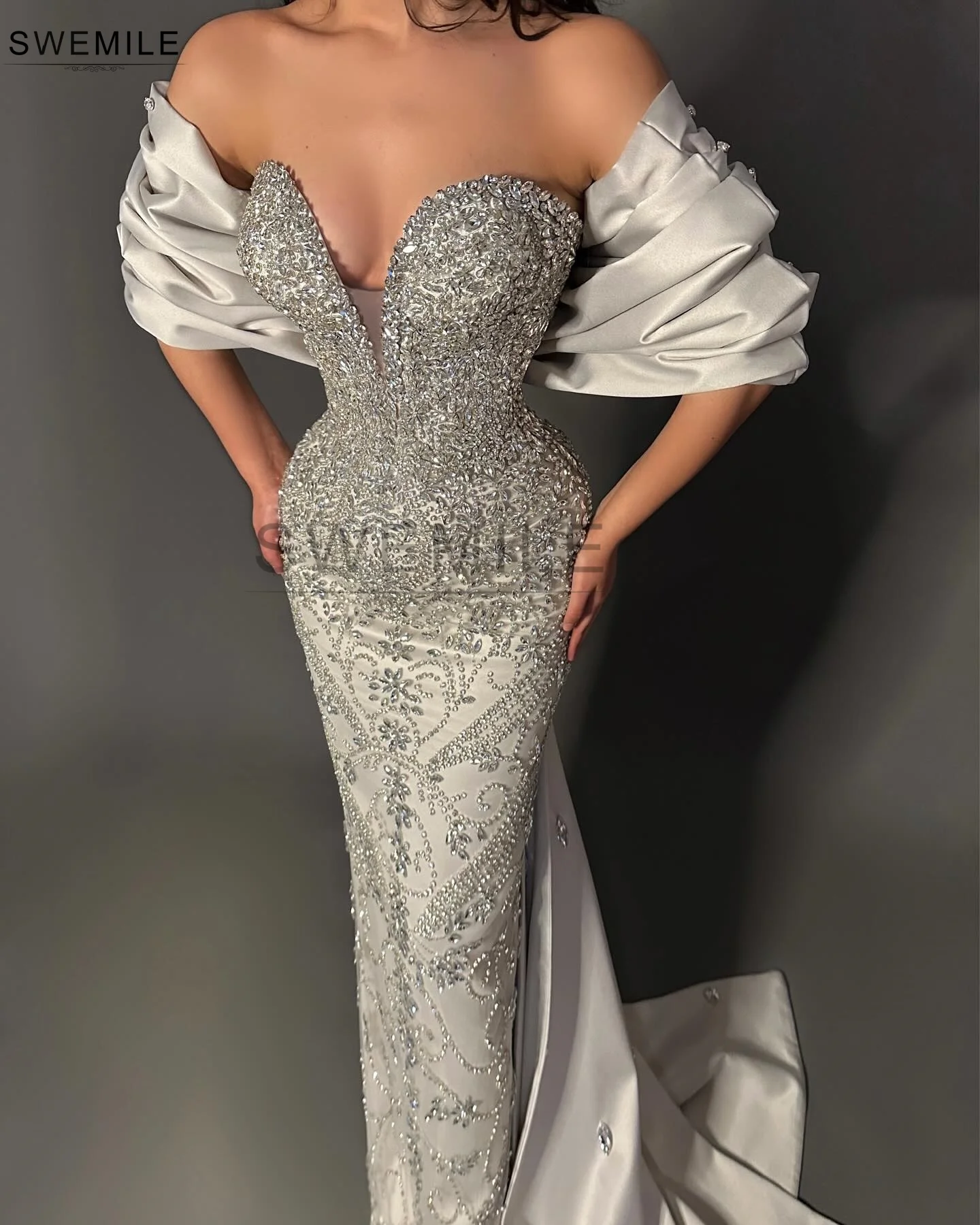 SWEMILE Maßgeschneiderte Abendkleider voller Diamanten mit großer Schleife und Schleppe, sexy trägerloses Kristallperlen-Meerjungfrau-Abschlussballkleid, Dubai-Kleider