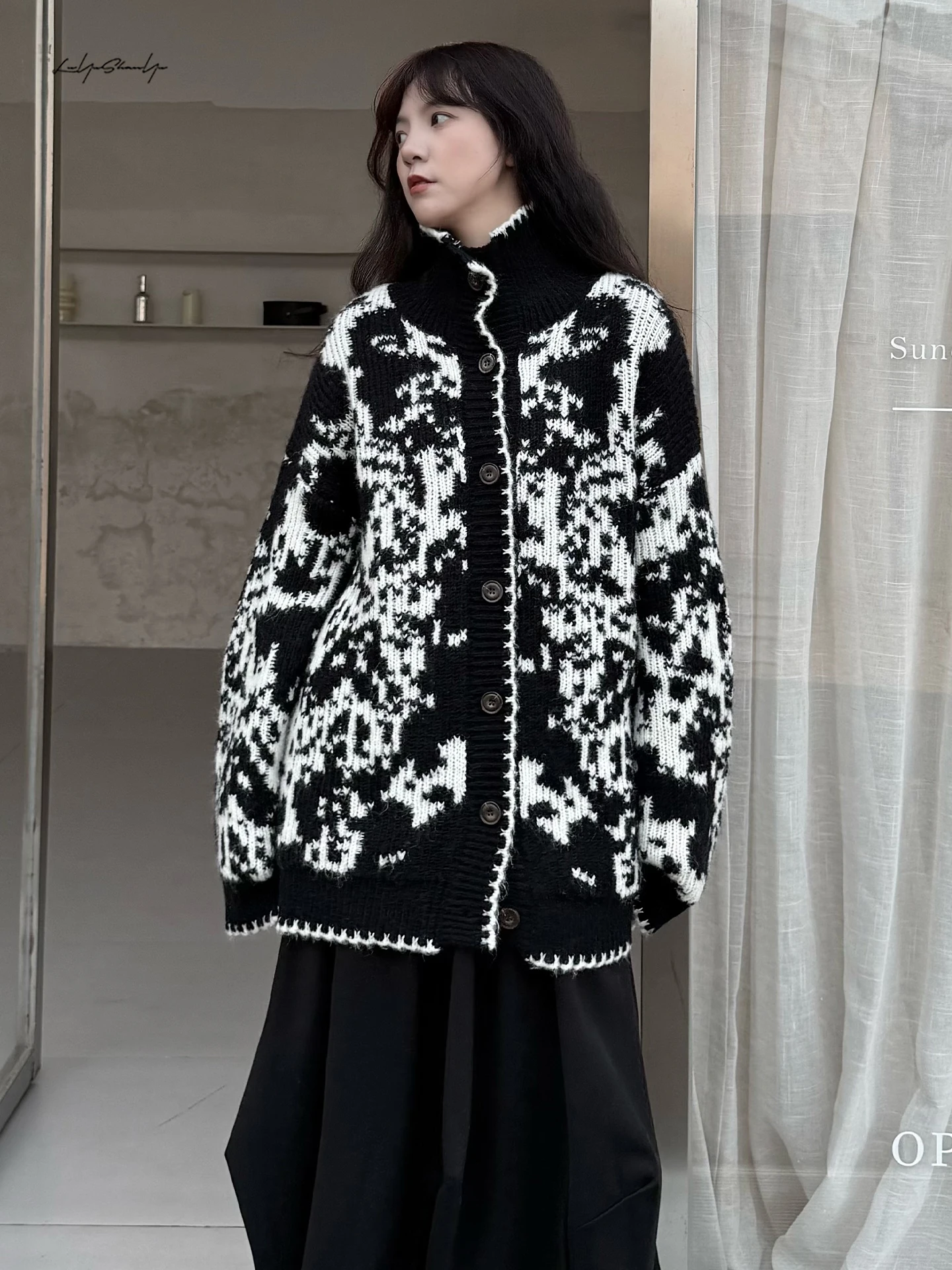 

Land And Mountain Island Fierland Lazy High-End Slimming Bla And White Knitted Sweater Women's Outerwear Cardigan