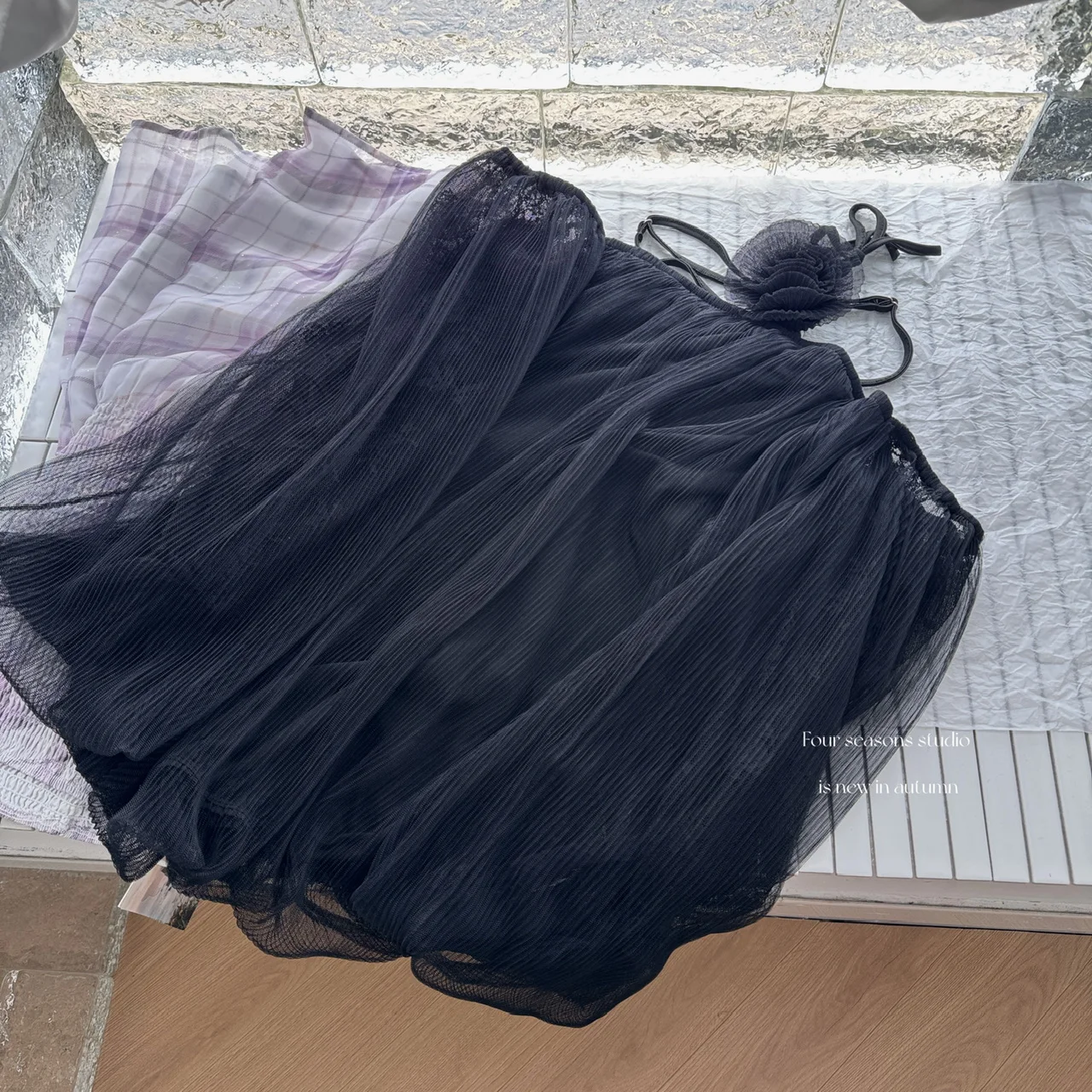 2025 Herfst 3D Bloem Off Schouder Losse Tops Mesh Pluizige Korte Slash Hals Zwarte Blouses voor Vrouwen