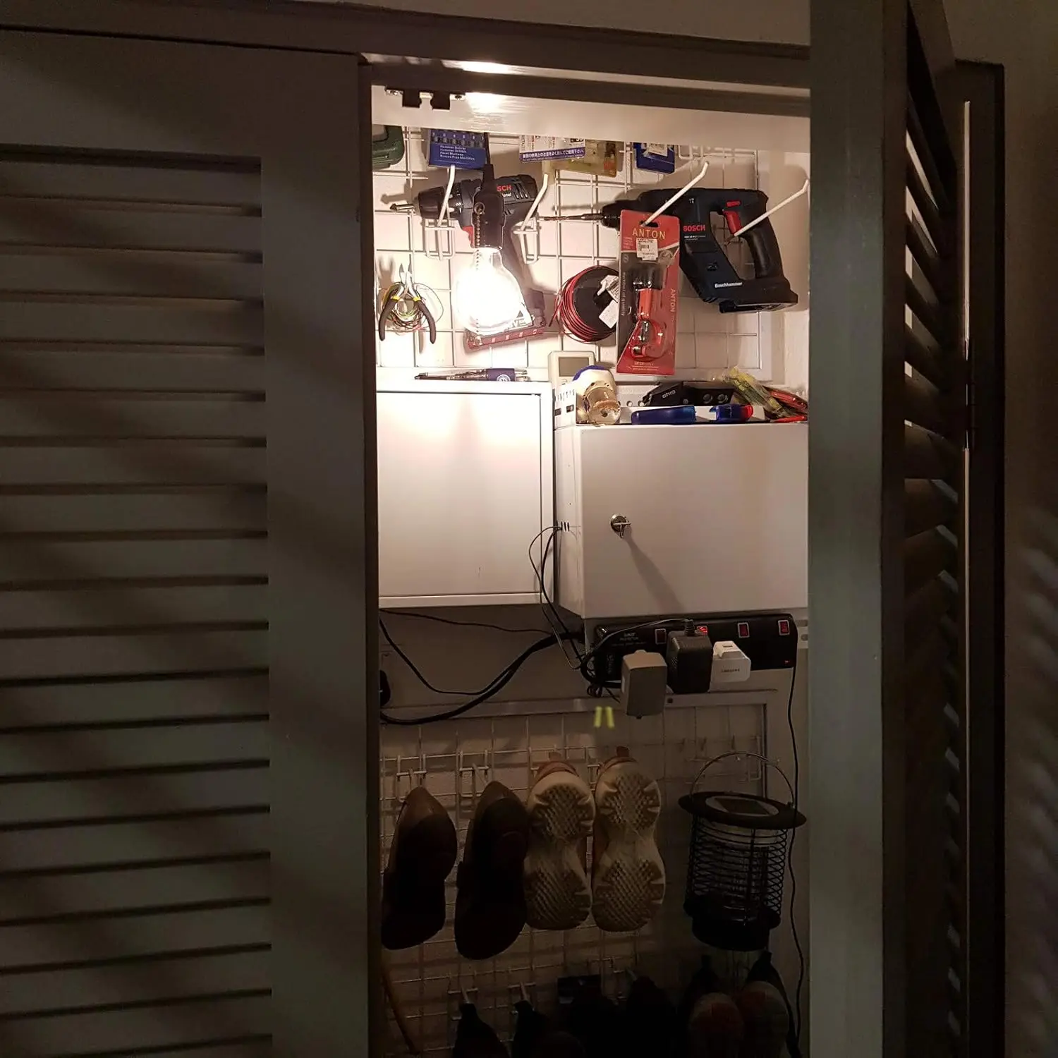 Luz solar para cobertizo Eddie, cable de 26 pies, LED blanco cálido, cadena de tracción, para almacenamiento de garaje, patio y jardín