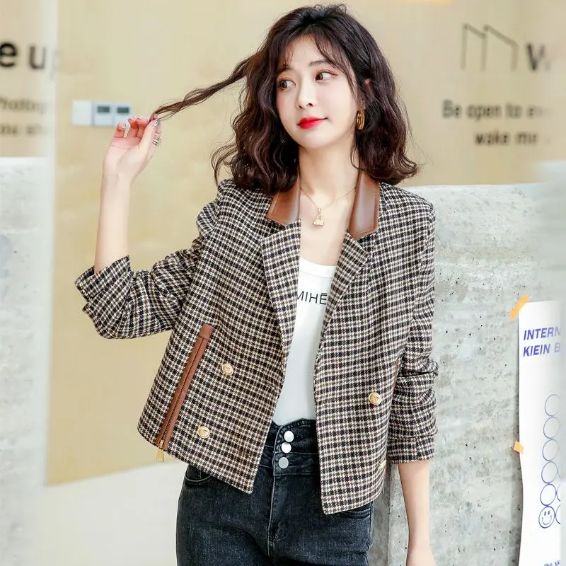 

Весенне-осенняя верхняя одежда в стиле Xiaoxiang, популярная для женщин. В этом году короткие и элитные костюмы с куртками в клетку.