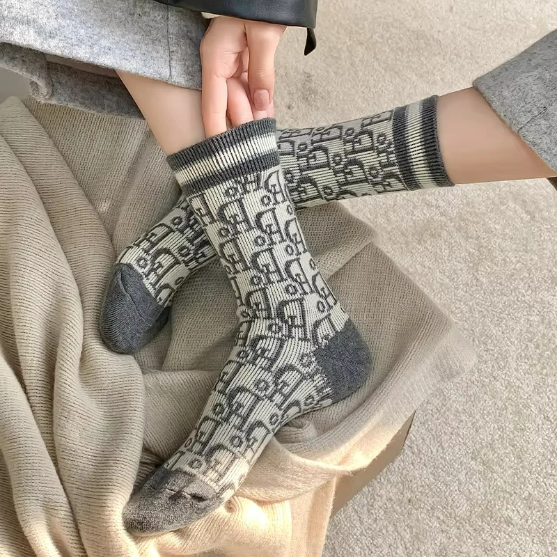 2 Pairs Fashion Thick Winter Wool Socks Ladies Monogram Pattern Solid Color Thickened Middle Tube Socks Breathable Wholesale