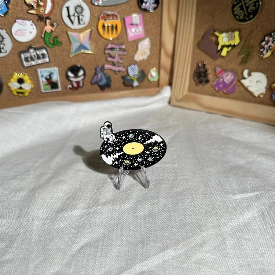 Galaxy Astronaut Enamel Pin Cosmic Stars Record Metal Badge Novelty Brooch for Jewelry Accessory