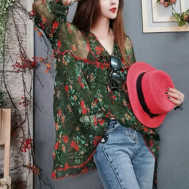 New European Loose and Slimming Printed V-neck Top for Summer 2024 with a Stylish and Age Reducing Versatile Women\'s Shirt Trend