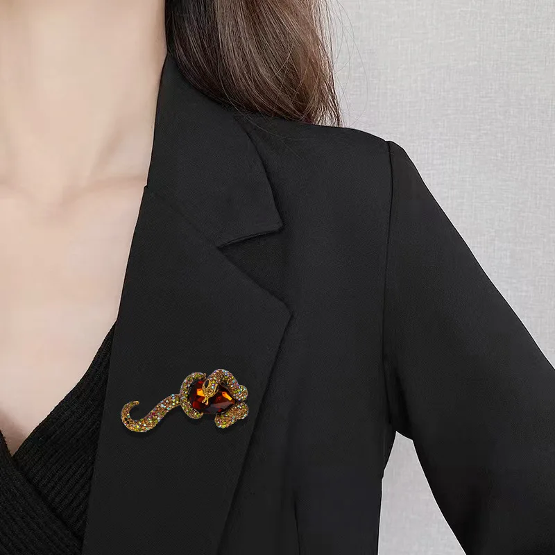 Fashion Creative Rhinestone Snake Breast Needle Retro Serpentine Animal Emblem Men/Women\'s Exaggerated Clothing Jewelry Corsage